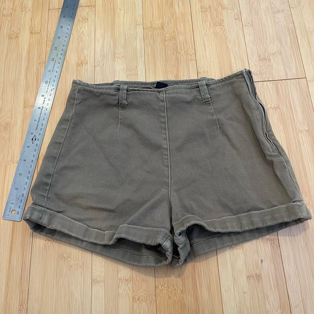 Women’s Khaki Tan Cuffed Shorts Size 27 (fits more like a 25/26) - Picture 6 of 6